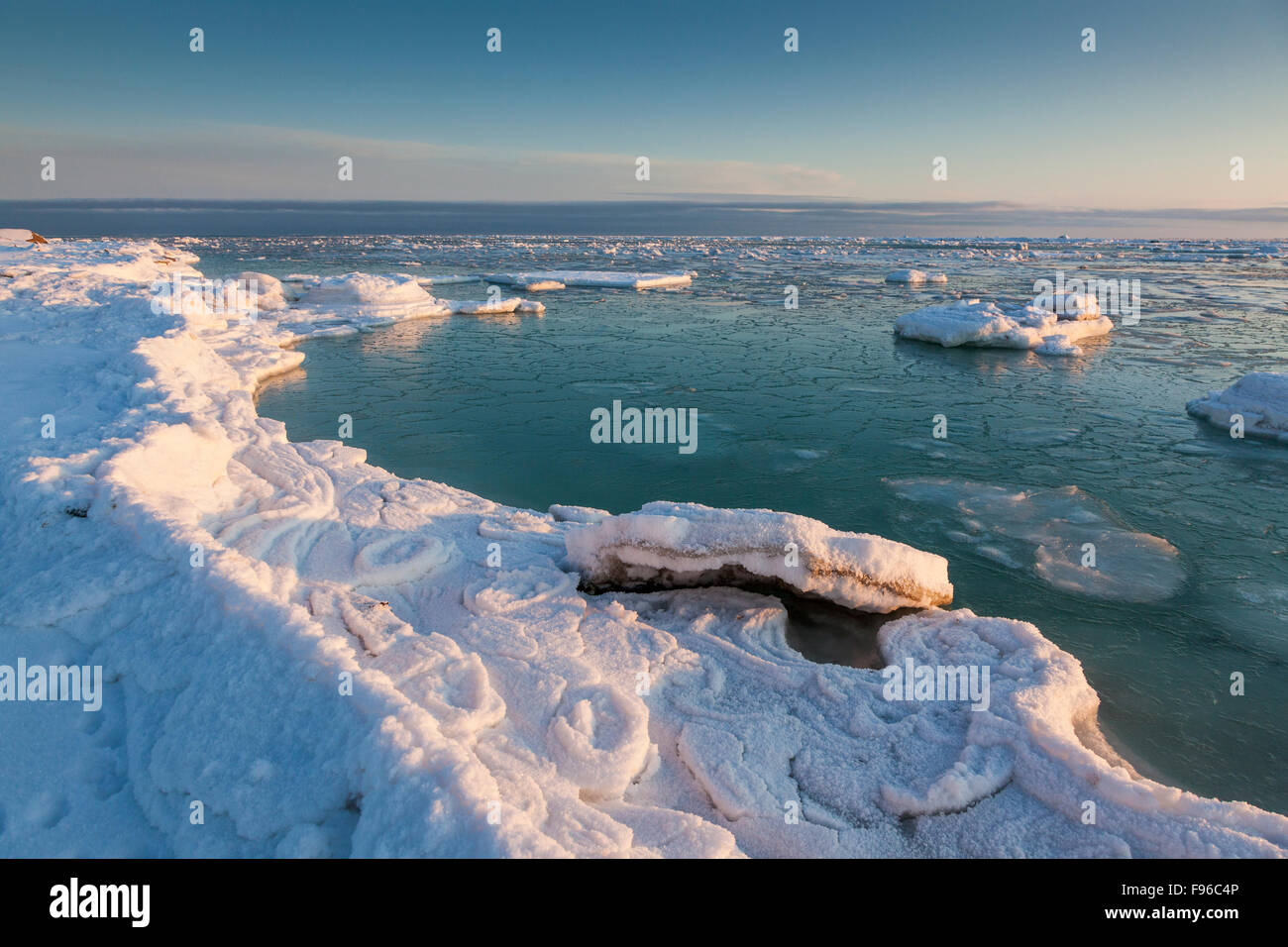 Ice floes at the coast of Hudson Bay at the Seal River estuary (north of Churchill) in Manitoba, Canada Stock Photo