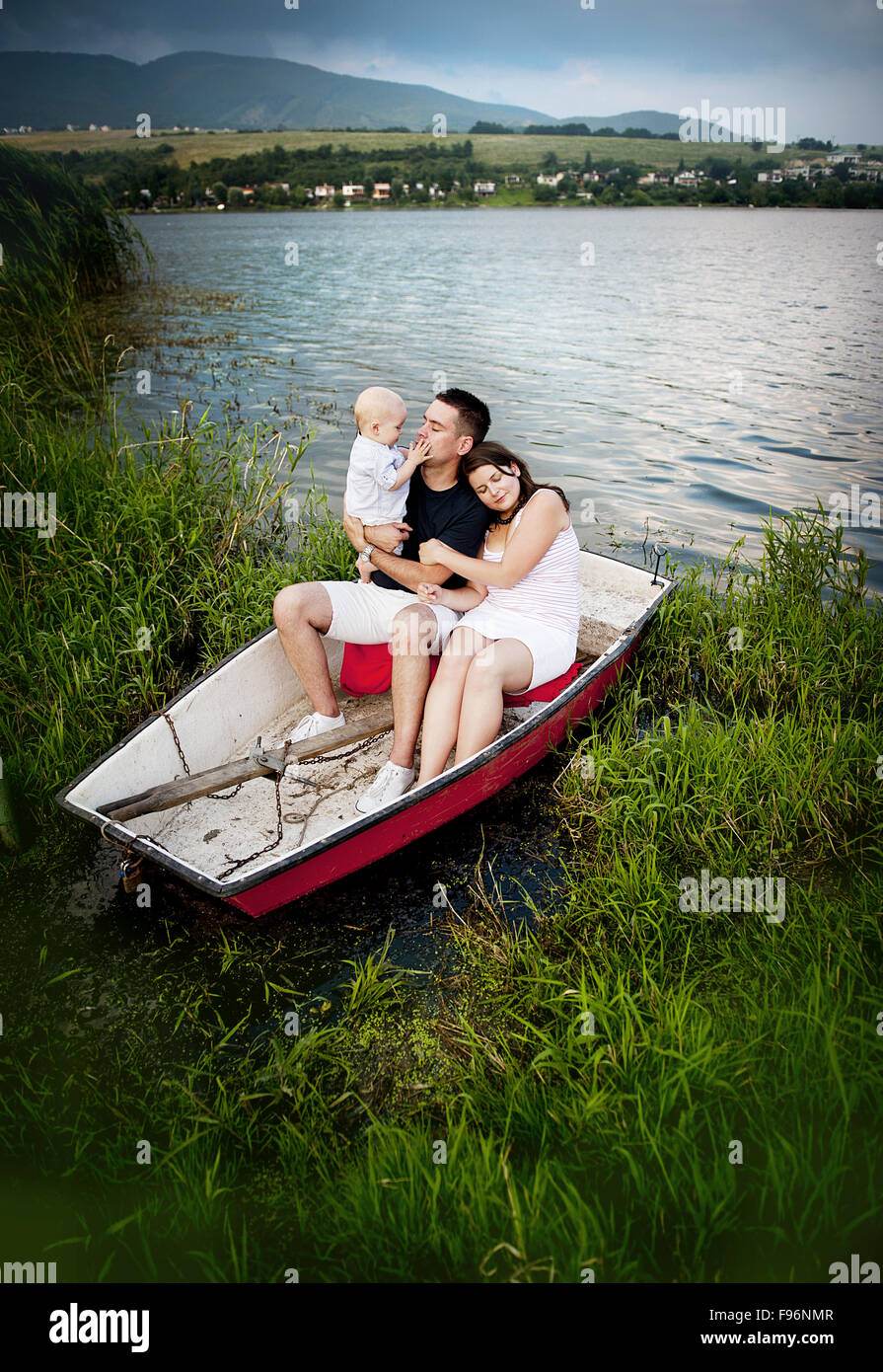 семья с детьми на лодке. оуи in the boat. Mother boat. прогулка на яхте дети. дети море корабль мечты.
