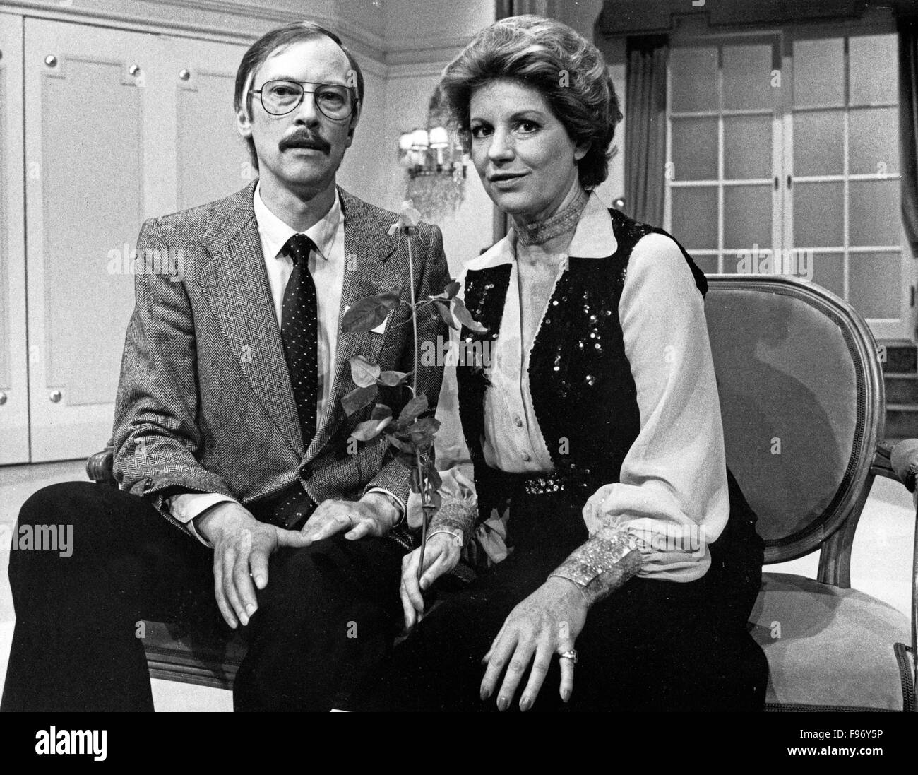 Erkennen Sie die Melodie, Fernsehquiz, Deutschland 1980er Jahre. Moderation: Johanna von Koczian mit einem Kandidaten. Stock Photo