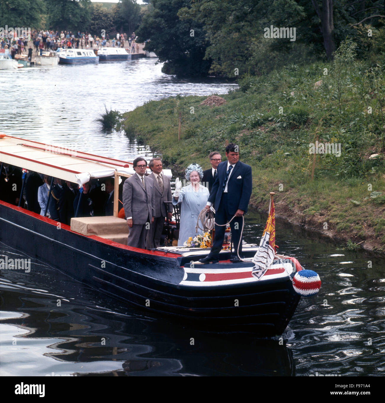The Upper Avon canal was officially reopened by HM Queen Elizabeth the Queen Mother on JUne 1st 1974. With her are Robert Aickman, David Hutchings and Crick Grundy. Stock Photo
