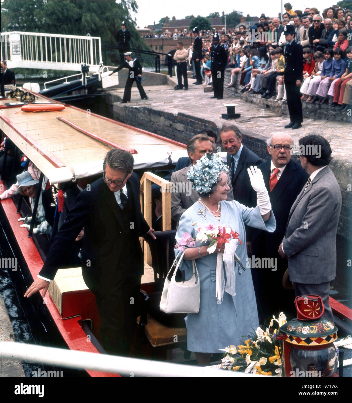 The Upper Avon canal was officially reopened by HM Queen Elizabeth the Queen Mother on June 1st 1974. With her are Robert Aickman, David Hutchings, Sir John Betjeman and Crick Grundy. Stock Photo