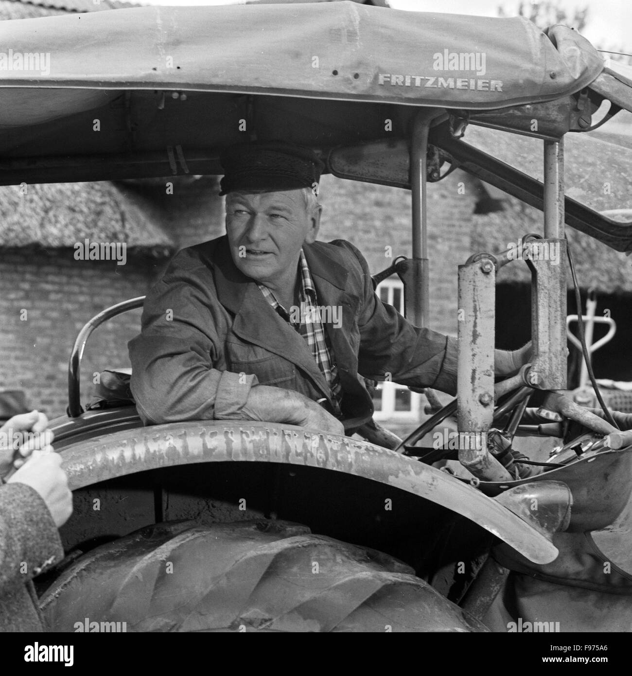 Szene auf einem Bauernhof, Deutschland 1960er Jahre. Scene at a farm