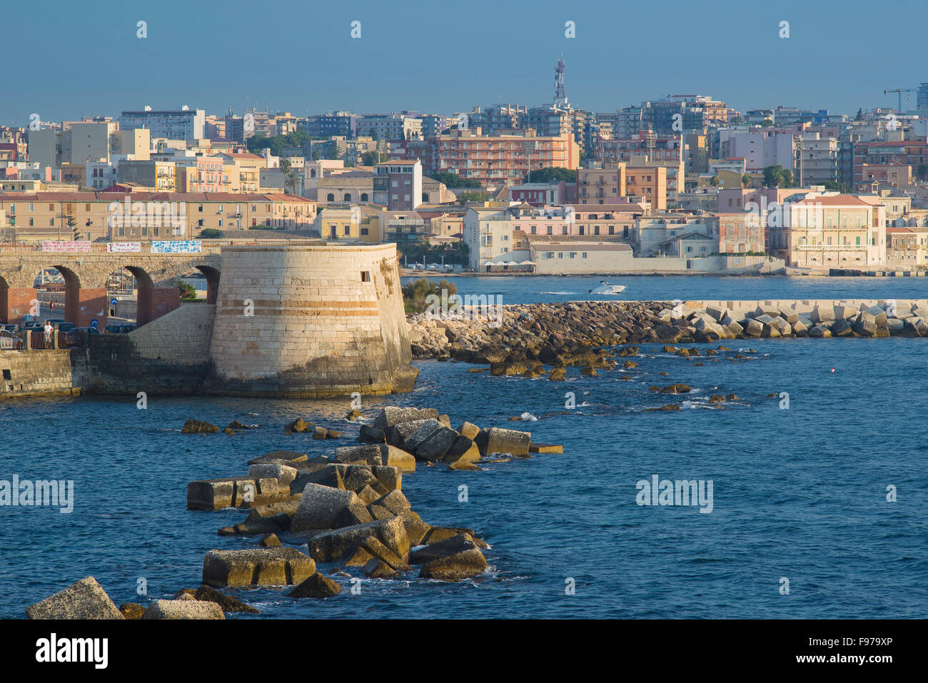 Syracuse Sicily port, view of the remains of medieval fortifications at ... - Syracuse Sicily Port View Of The Remains Of MeDieval Fortifications F979XP