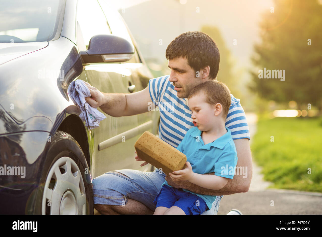Машины пап на английском. Фотосессия папы с сыном и машиной. Машина для папы. Фотосессия мытье машины отец и сын. Молодой отец.