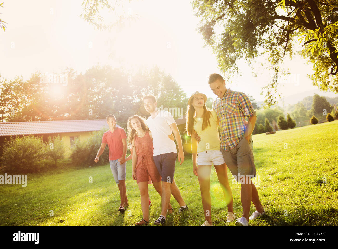 Гуляйте друзья. Друзья гуляют в парке. Опишите фотографию. Опишите фотографию. Фото для описания на устное собеседование.