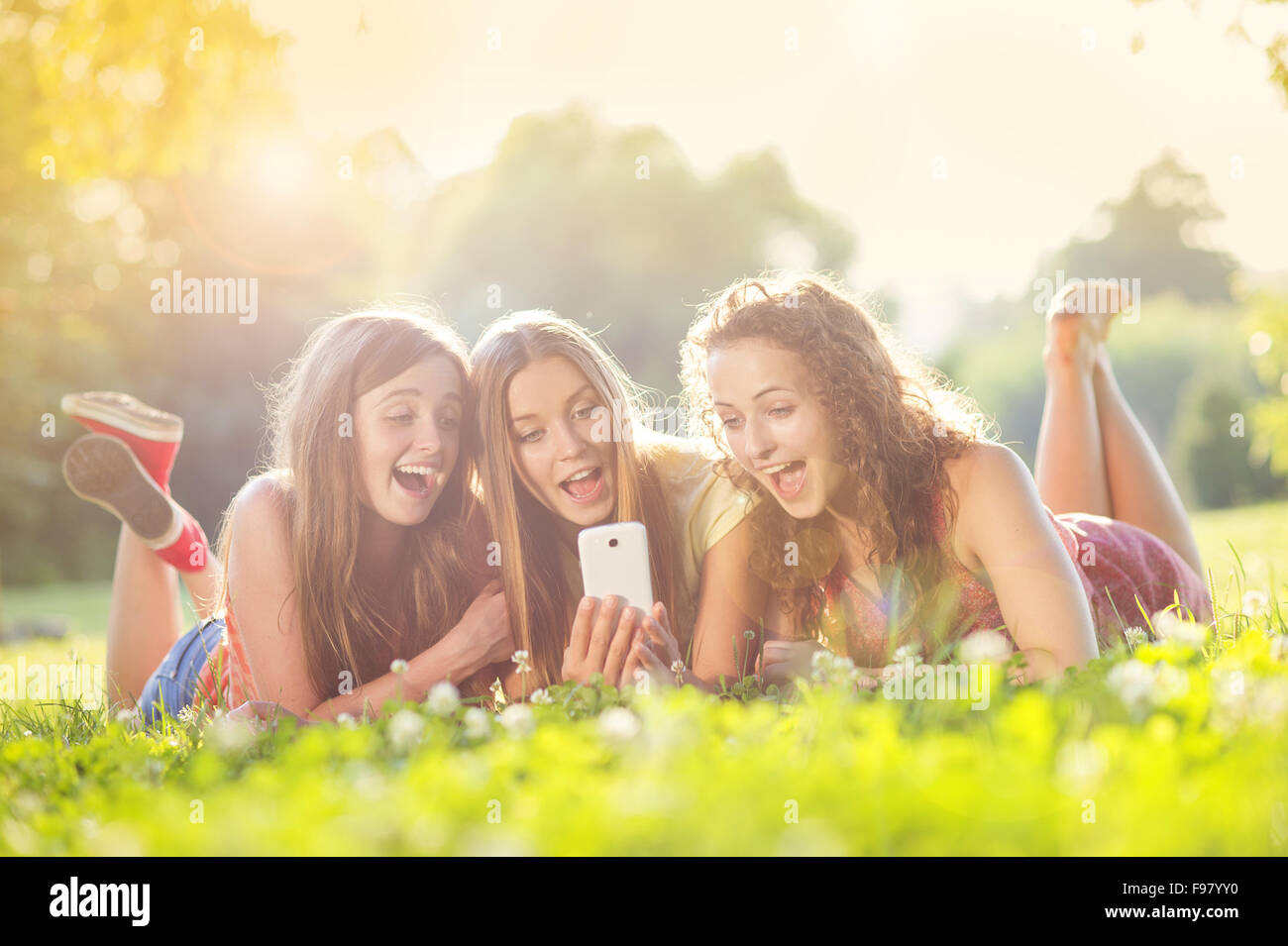 image-share.com cute tweens Portrait cute teen girls sharing hi-res stock photography and images - Alamy