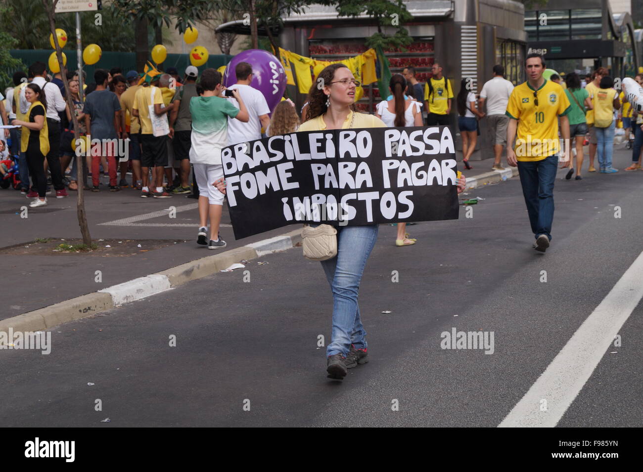 Brazilians protest against the president Dilma Roussef and the worker's party in Sao Paulo. 'Brazilians starve to pay taxes' Stock Photo