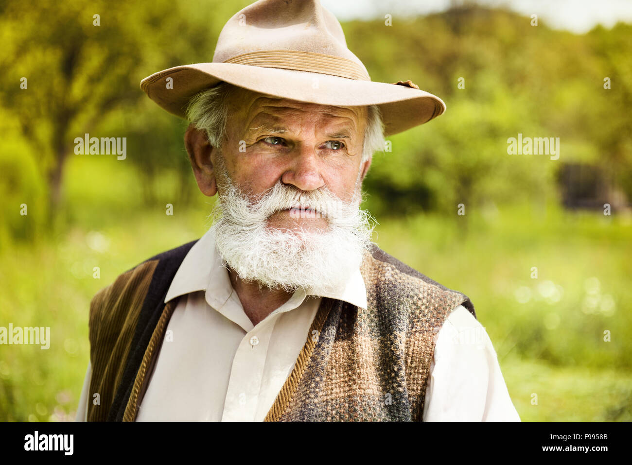 Old man in hat smiling hi-res stock photography and images - Alamy