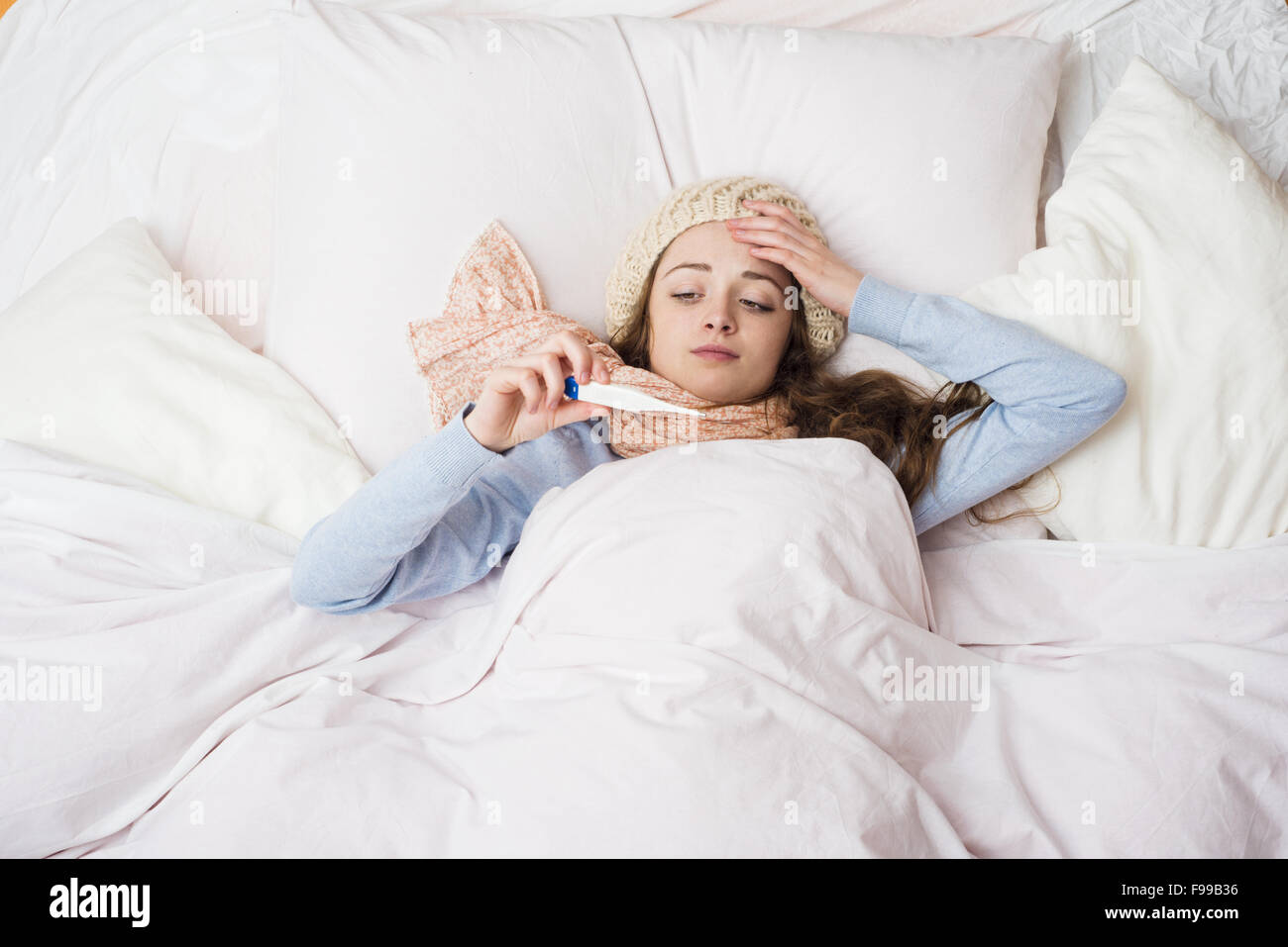 Топ с замком a cold. Девушка пьет яйцо фотосессия. Девушка болеет рисунок. Простуда летом. Девушка болеет рисунок.