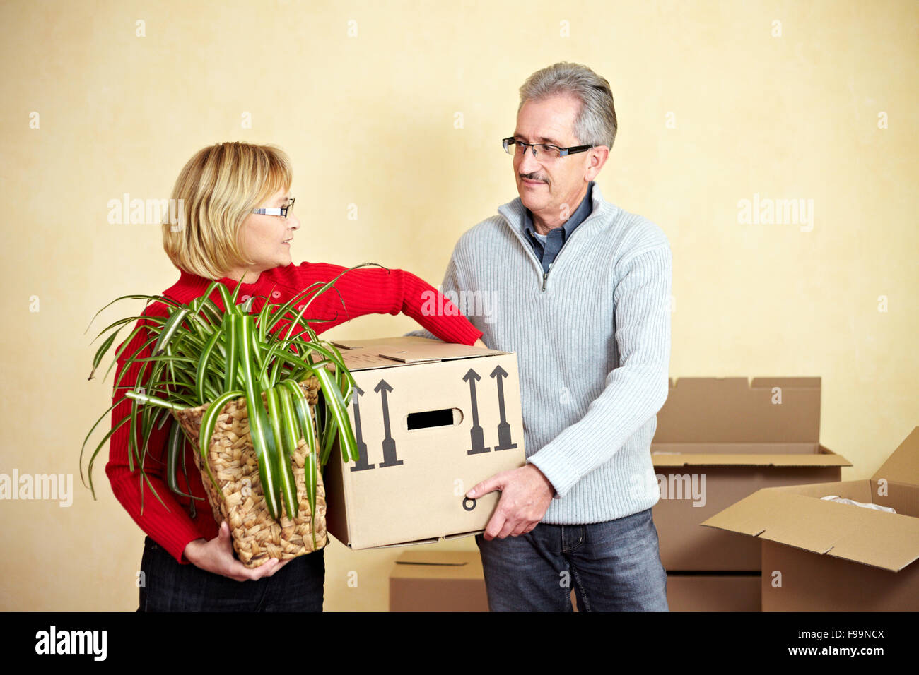 Two people help boxes hi-res stock photography and images - Alamy