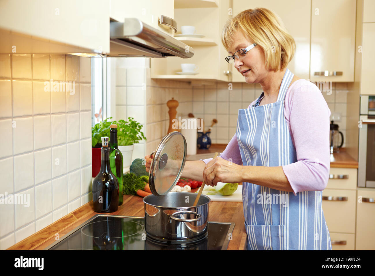 Жена готовит кушать. Женщина на кухне. Мама на кухне. Хозяйка на кухне. Готовка на кухне.