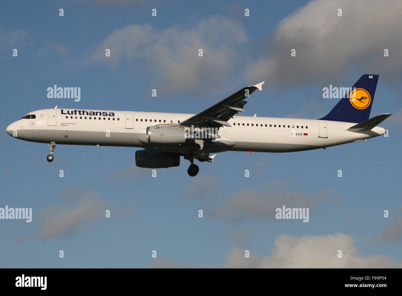 航空機・ヘリコプター LH A321 Aircrafttag Lufthansa Lufthansa A321 diverts after first officer incapacitated