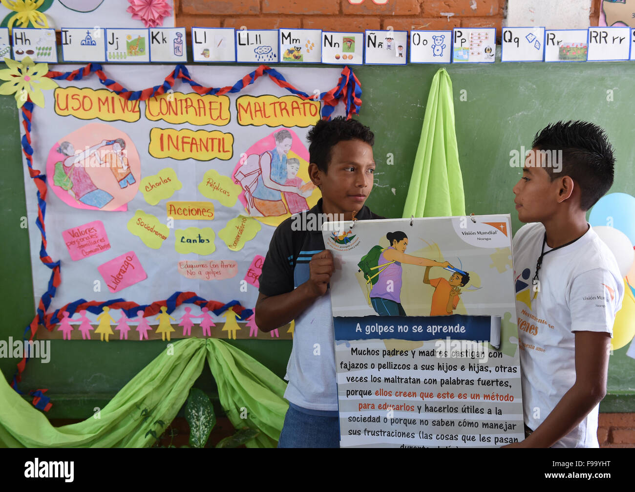 Tranqueras, Nicaragua. 02nd Dec, 2015. Children educate about children's rights in the Francisco Calderon Bucardo school in Tranqueras, Nicaragua, 02 December 2015. The school is supported by the humanitarian aid organization World Vision. It is about the stop of violence against children and youths. Photo: Jens Kalaene/dpa/Alamy Live News Stock Photo