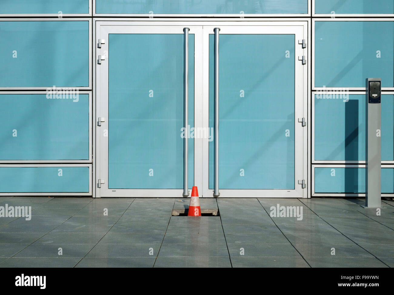 Glass door bank hi-res stock photography and images - Alamy, image size:1300x972