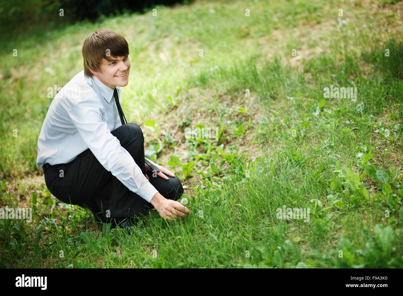 поднять мусор. Was picking up. Pick up собирать мусор. монетка на асфальте. девушка встречает парня в аэропорту.