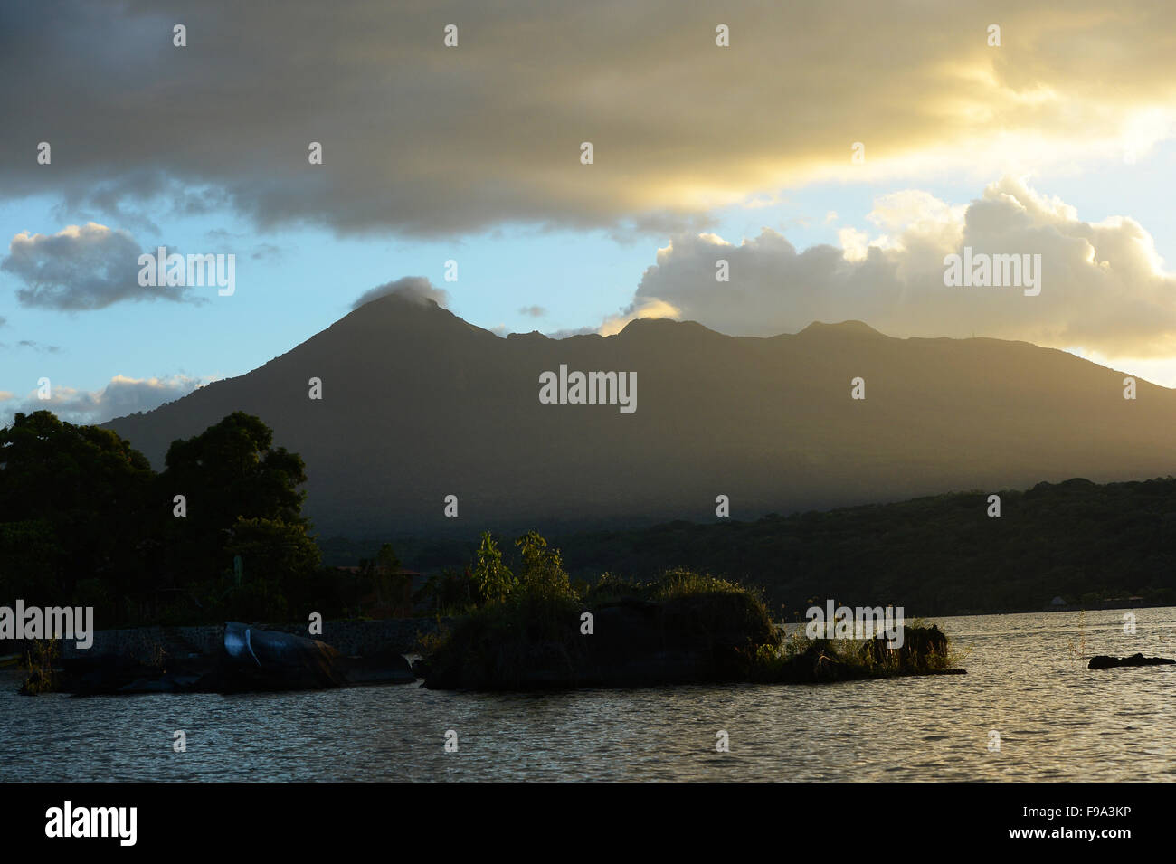 The Mombacho Volcano photographed from the Lake Nicaragua near Nandasmo (Granada), Nicaragua, 29 November 2015. Photo: Jens Kalaene Stock Photo