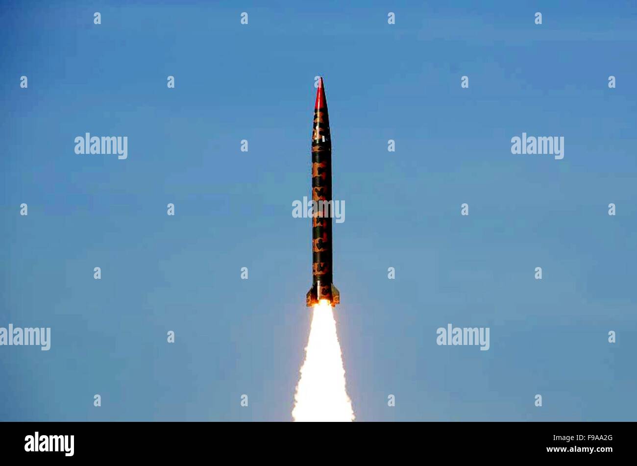 Islamabad. 15th Dec, 2015. Photo released by Pakistan's Inter Services Public Relations (ISPR) shows a Shaheen 1A ballistic missile being launched from an undisclosed location in Pakistan, Dec. 15, 2015. Pakistan on Tuesday conducted a successful flight test of a ballistic missile capable of delivering different types of warheads to a range of 900 kilometers, the military said. © ISPR/Xinhua/Alamy Live News Stock Photo
