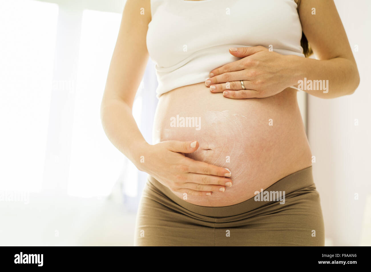 беременны крупным планом. беременные животы с носочками. беременны крупным планом. беременны крупным планом. лежачие беременные женщины.