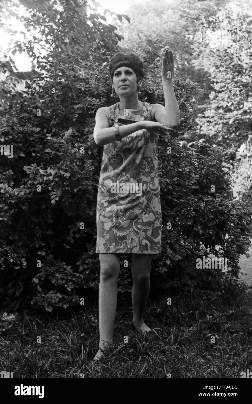 Deutsches Fotomodell Monika Hausmann präsentiert zeitgenössische Mode, Deutschland 1960er Jahre. German model Monika Hausmann presenting contemporary fashion, Germany 1960s. 24x36swNeg200 Stock Photo