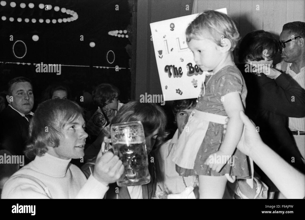 Bee Gees mit Fans auf dem Oktoberfest in München, Deutschland 1960er Jahre. The pop band Bee Gees with fans at the Munich Oktoberfest, Germany 1960s. 24x36swNeg204 Stock Photo