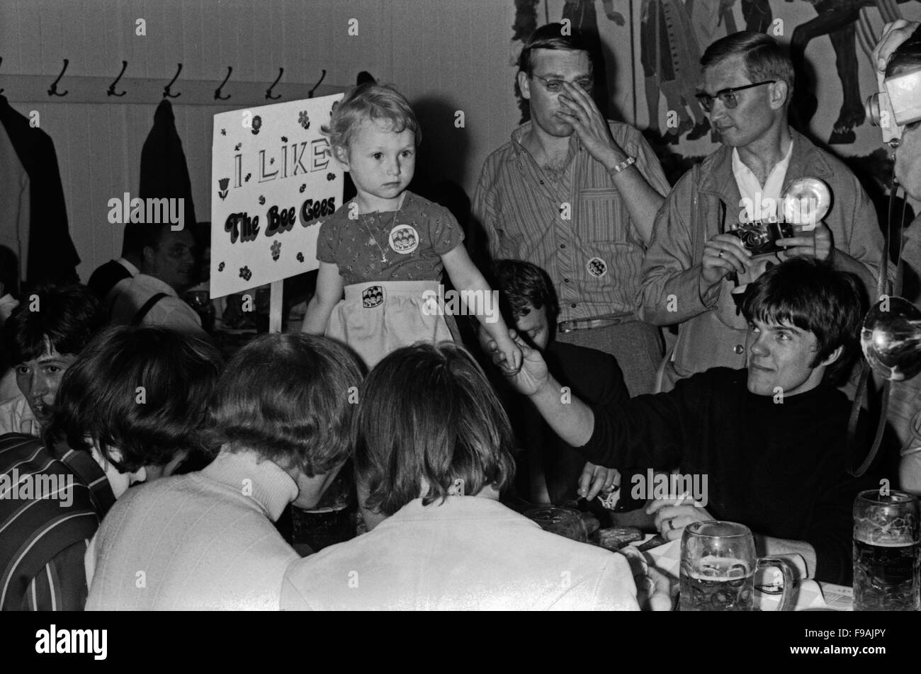 Bee Gees mit Fans auf dem Oktoberfest in München, Deutschland 1960er Jahre. The pop band Bee Gees with fans at the Munich Oktoberfest, Germany 1960s. 24x36swNeg204 Stock Photo