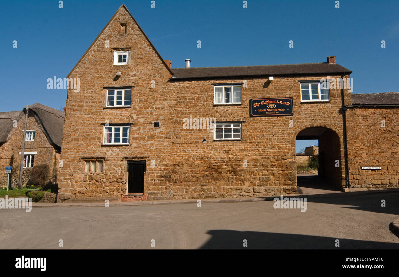 Bloxham, Oxfordshire, England; Elephant & Castle Stock Photo Alamy