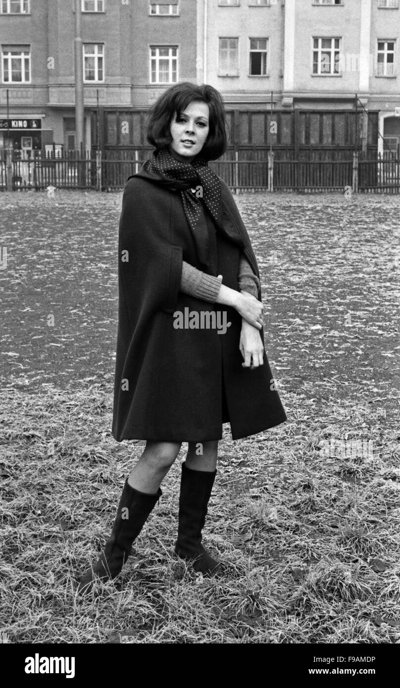 Deutsche Sängerin und Schauspielerin Friedel Frank im Herbst, Deutschland 1960er Jahre. German singer and actress Friedel Frank in autumn fashion, Germany 1960s. 24x36swNeg224 Stock Photo