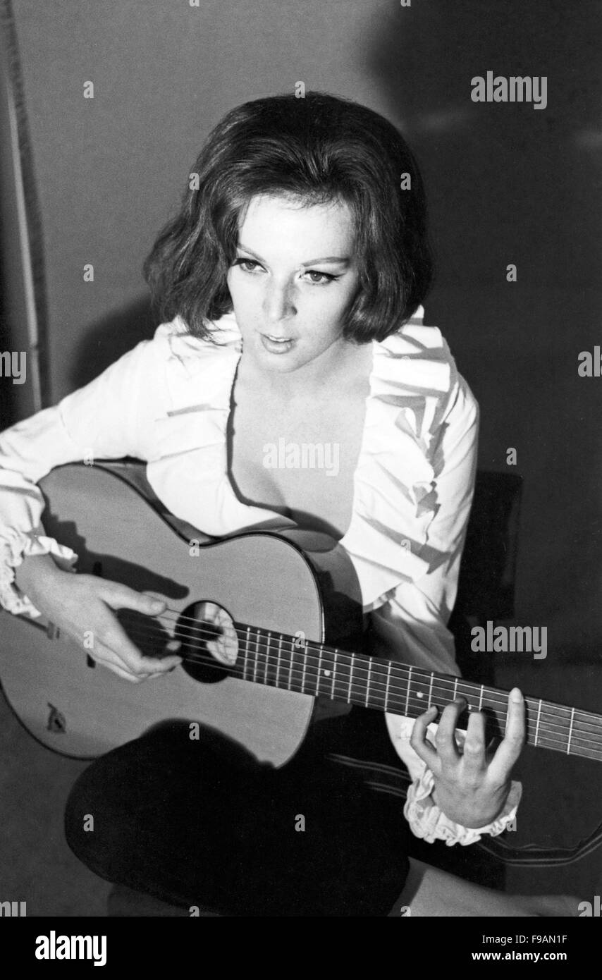 Deutsche Sängerin und Schauspielerin Friedel Frank mit Gitarre, Deutschland  1960er Jahre. German singer and actress Friedel Frank playing a guitar,  Germany 1960s. 24x36swNeg225 Stock Photo - Alamy