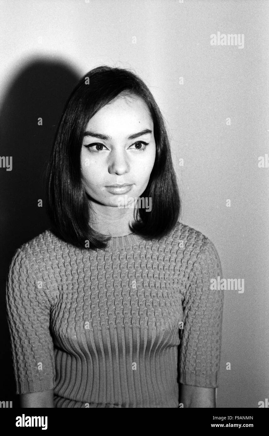Fotomodel Regina Latone, Deutschland 1960er Jahre. Model Regina Latone, Germany 1960s. 24x36swNeg234 Stock Photo