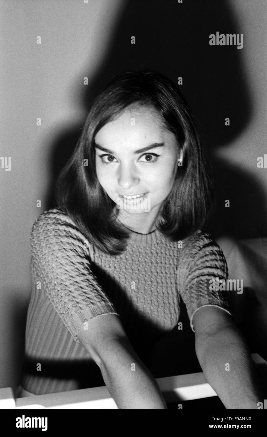 Fotomodel Regina Latone, Deutschland 1960er Jahre. Model Regina Latone, Germany 1960s. 24x36swNeg234 Stock Photo