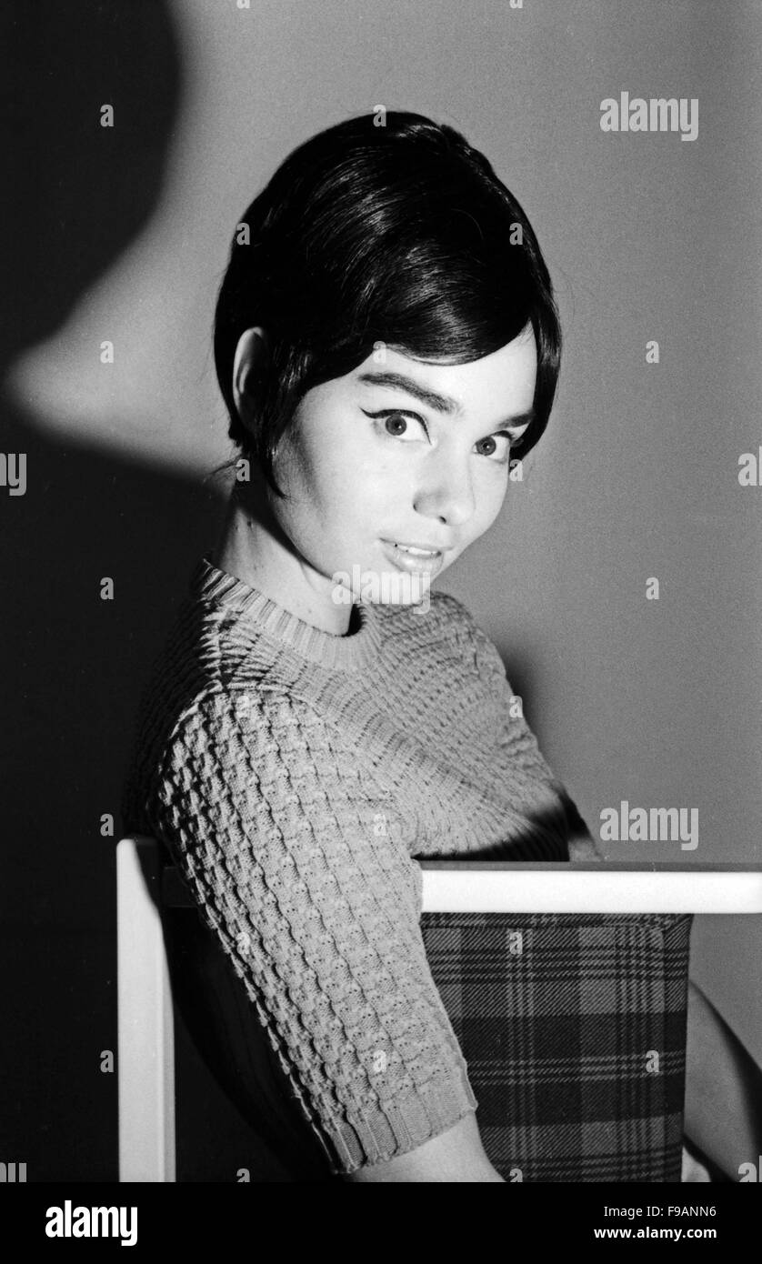 Fotomodel Regina Latone, Deutschland 1960er Jahre. Model Regina Latone, Germany 1960s. 24x36swNeg234 Stock Photo