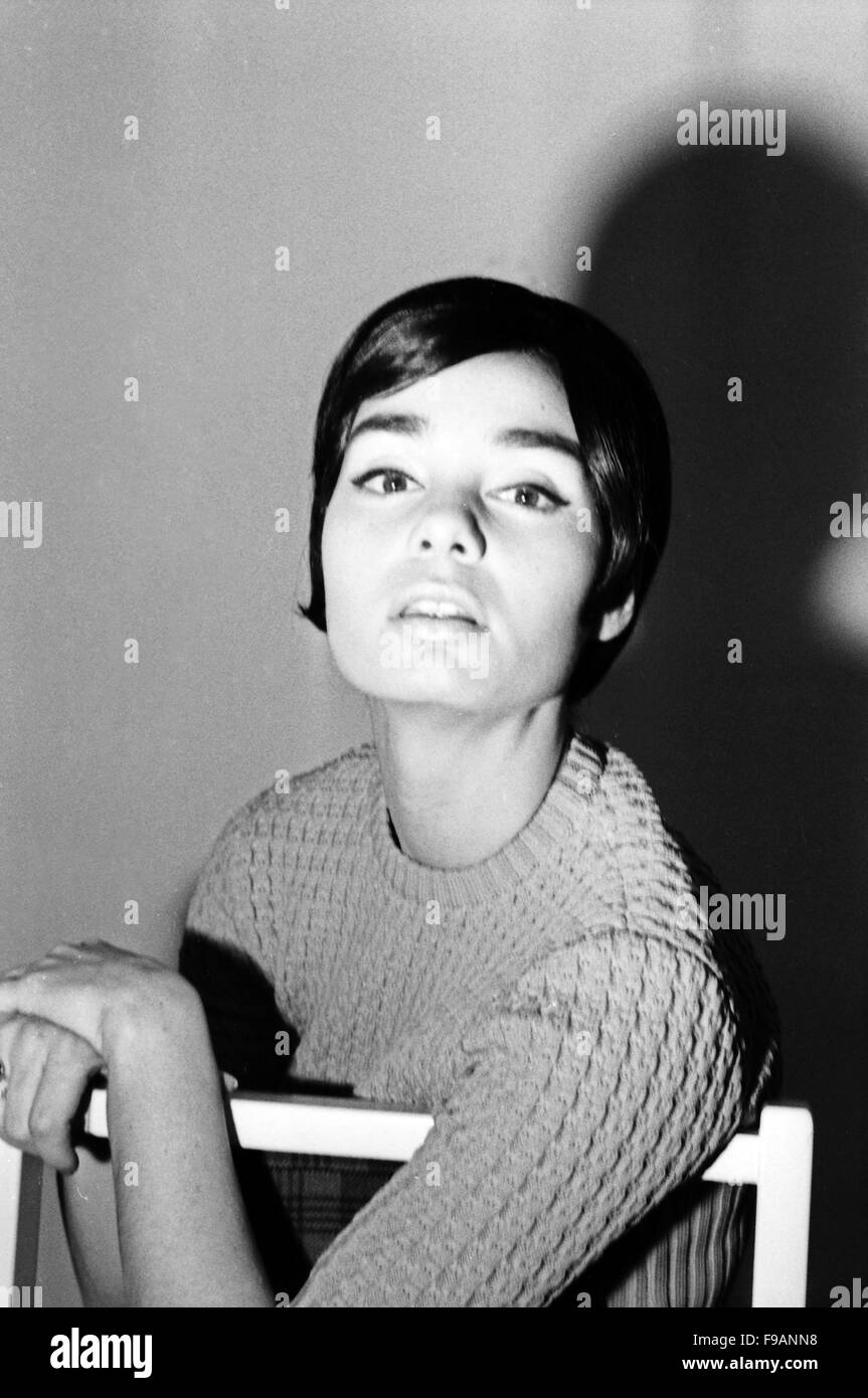 Fotomodel Regina Latone, Deutschland 1960er Jahre. Model Regina Latone, Germany 1960s. 24x36swNeg234 Stock Photo