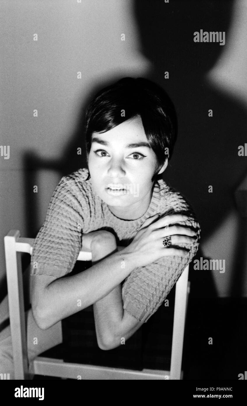 Fotomodel Regina Latone, Deutschland 1960er Jahre. Model Regina Latone, Germany 1960s. 24x36swNeg234 Stock Photo