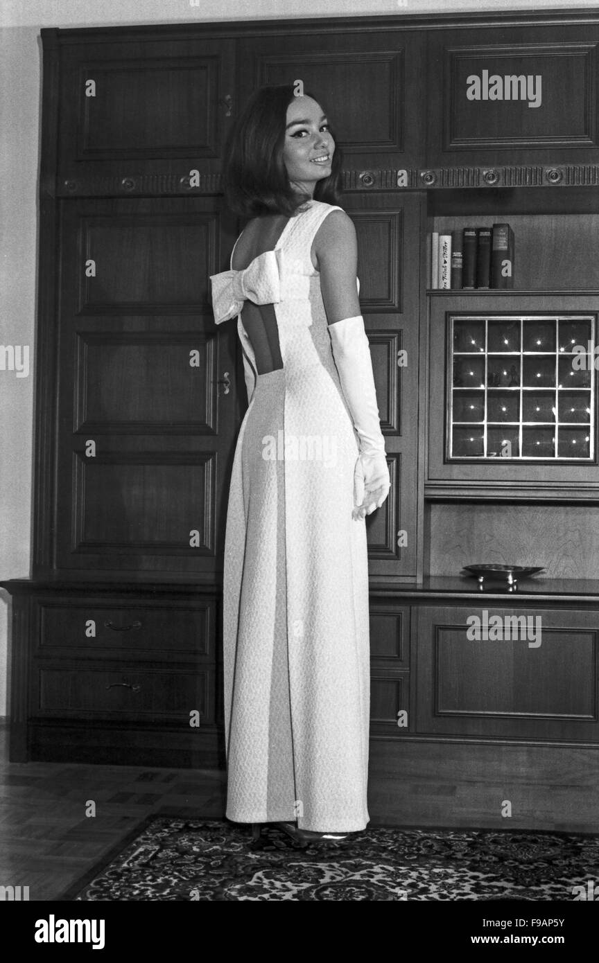 Fotomodel Regina Latone, Deutschland 1960er Jahre. Model Regina Latone, Germany 1960s. 24x36swNeg239 Stock Photo