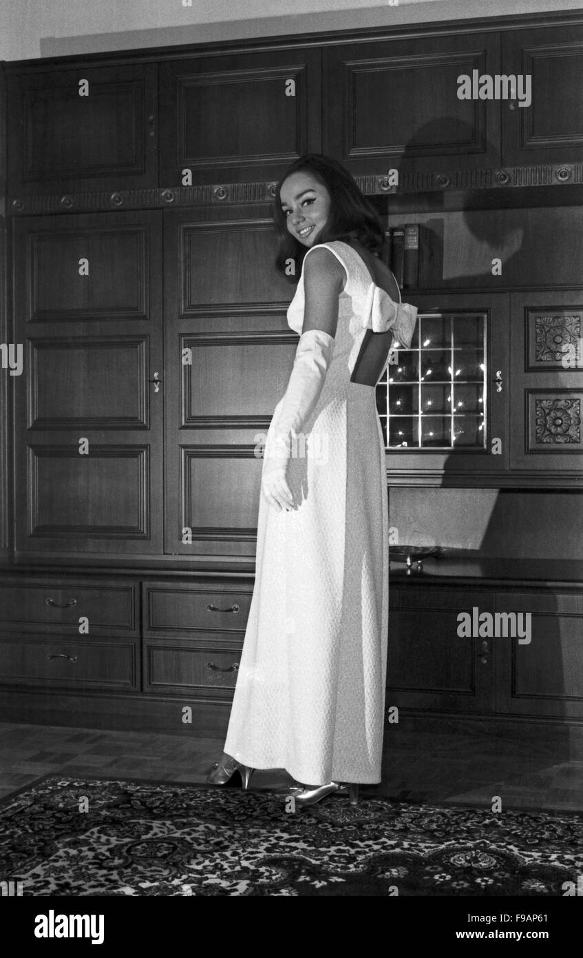 Fotomodel Regina Latone, Deutschland 1960er Jahre. Model Regina Latone, Germany 1960s. 24x36swNeg239 Stock Photo
