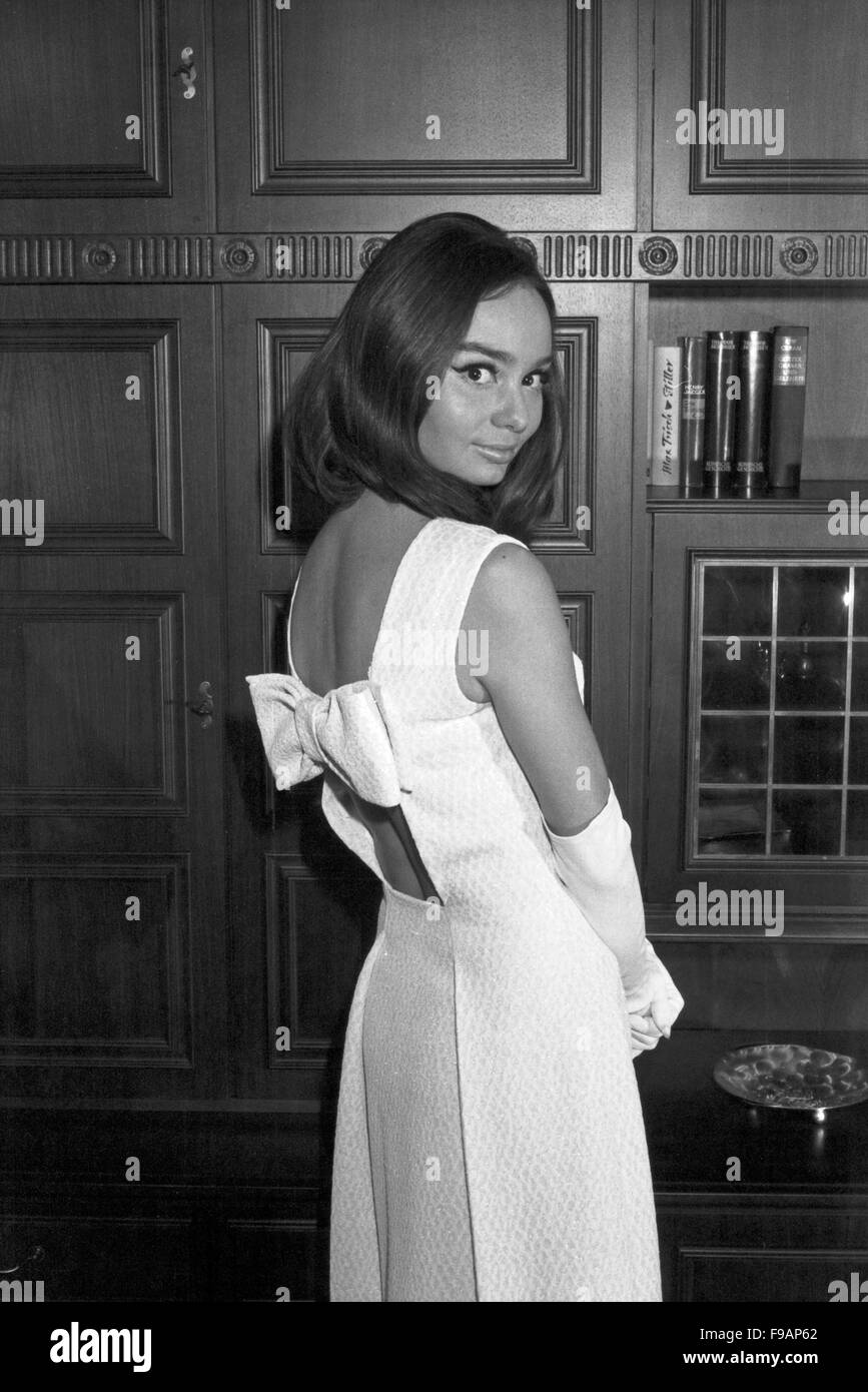 Fotomodel Regina Latone, Deutschland 1960er Jahre. Model Regina Latone, Germany 1960s. 24x36swNeg239 Stock Photo