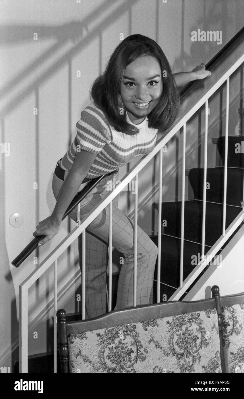 Fotomodel Regina Latone, Deutschland 1960er Jahre. Model Regina Latone, Germany 1960s. 24x36swNeg239 Stock Photo