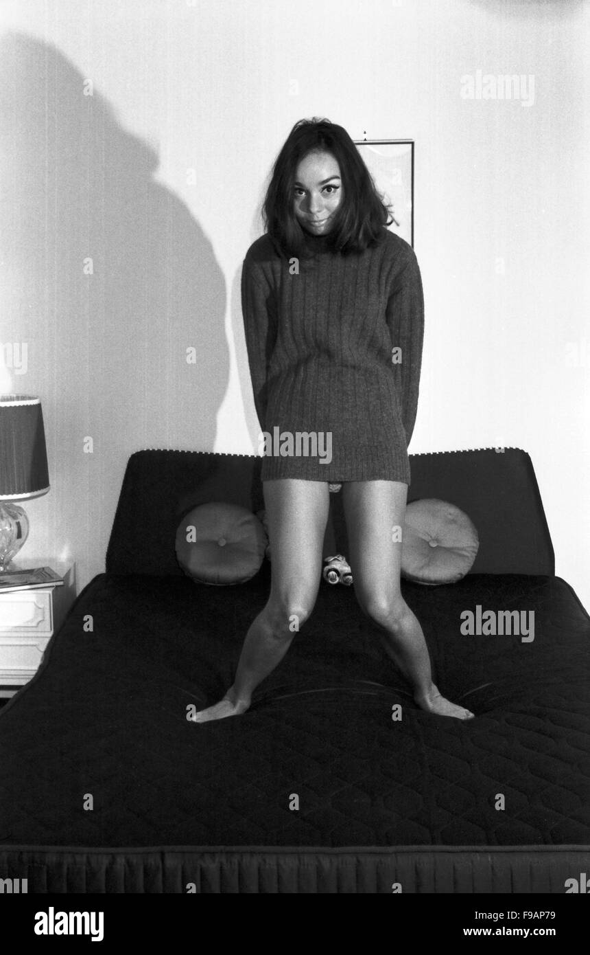 Fotomodel Regina Latone, Deutschland 1960er Jahre. Model Regina Latone, Germany 1960s. 24x36swNeg240 Stock Photo