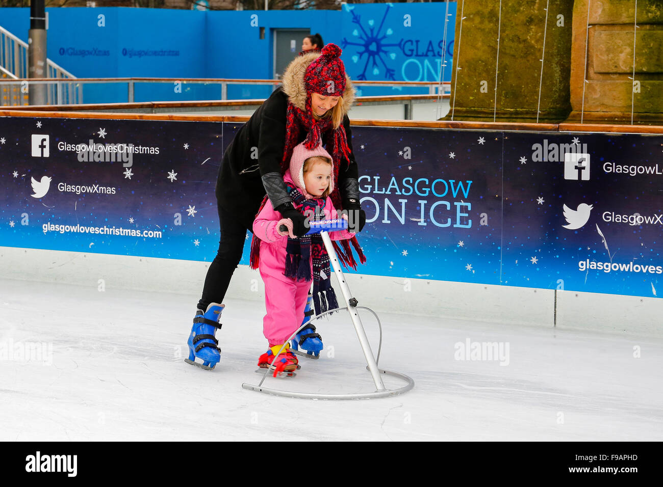 Ice skating outdoors glasgow hires stock photography and images Alamy