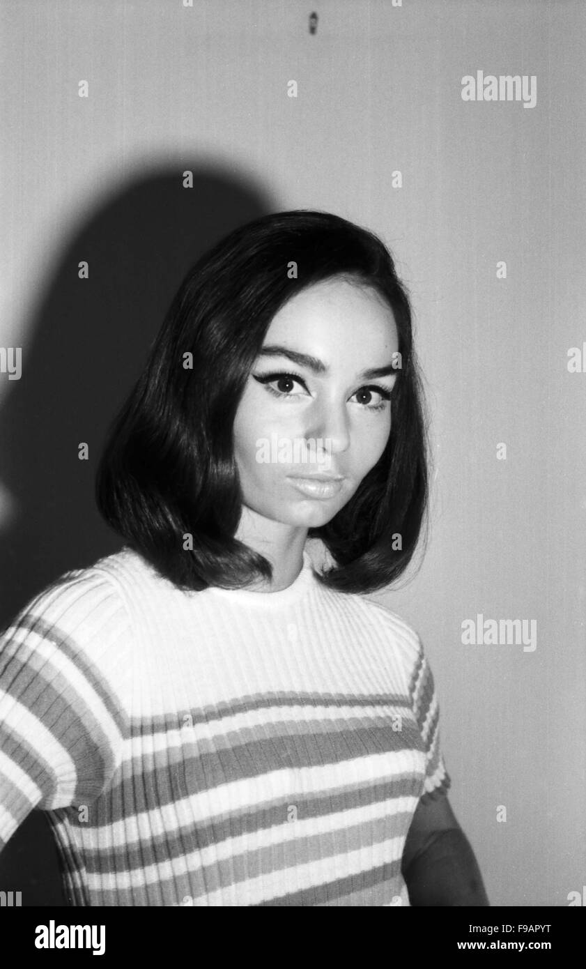 Fotomodel Regina Latone, Deutschland 1960er Jahre. Model Regina Latone, Germany 1960s. 24x36swNeg245 Stock Photo