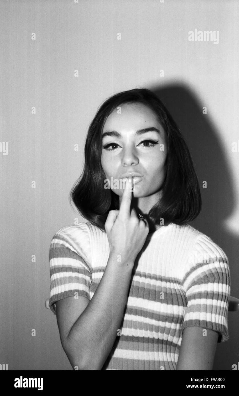 Fotomodel Regina Latone, Deutschland 1960er Jahre. Model Regina Latone, Germany 1960s. 24x36swNeg245 Stock Photo