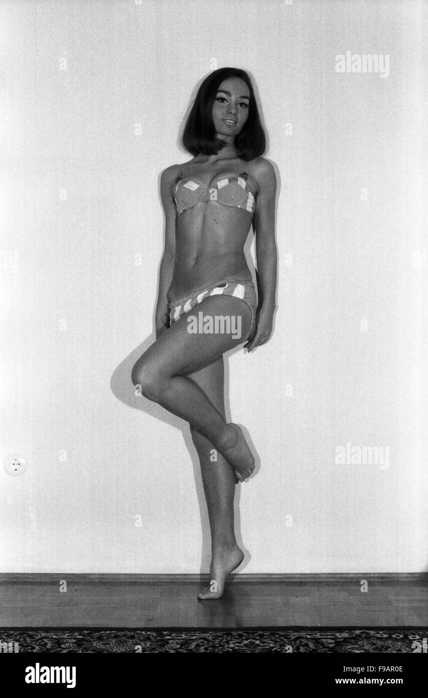Fotomodel Regina Latone, Deutschland 1960er Jahre. Model Regina Latone, Germany 1960s. 24x36swNeg246 Stock Photo