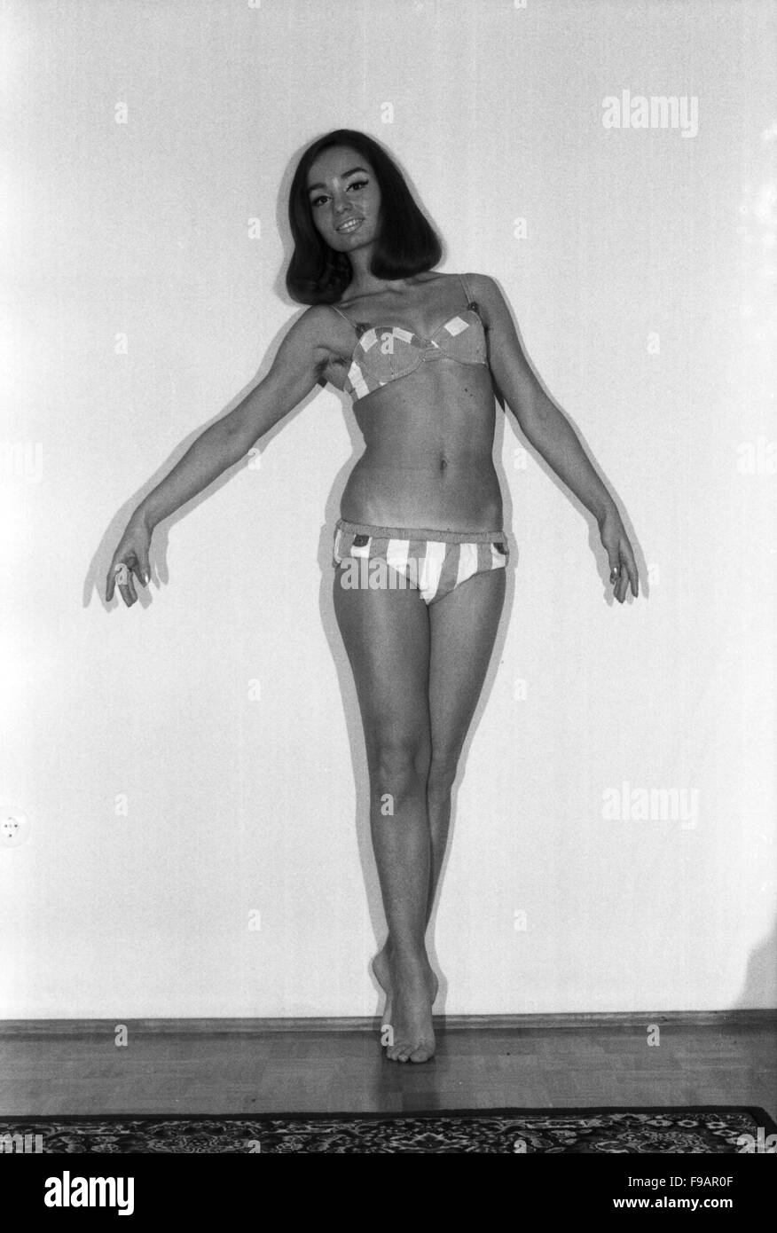 Fotomodel Regina Latone, Deutschland 1960er Jahre. Model Regina Latone, Germany 1960s. 24x36swNeg246 Stock Photo