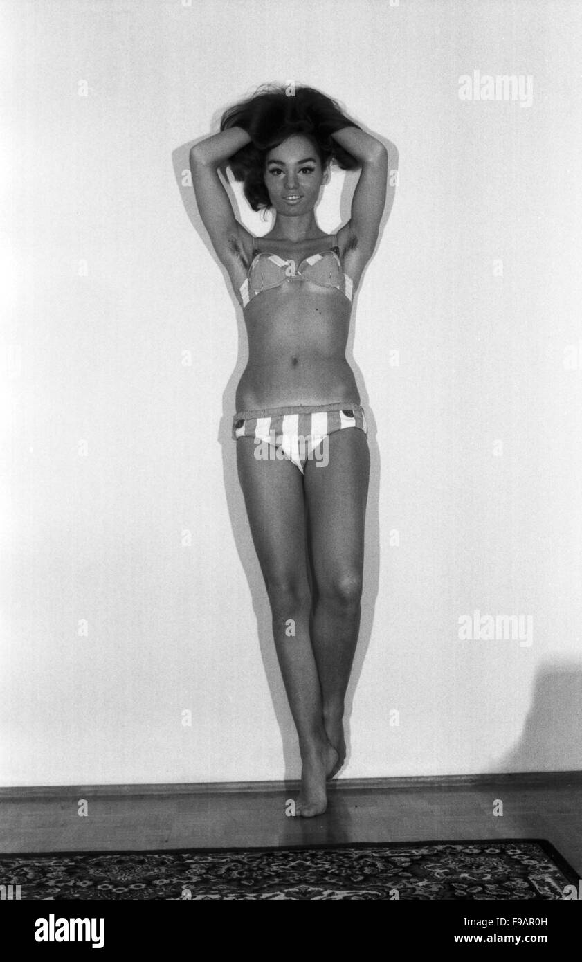 Fotomodel Regina Latone, Deutschland 1960er Jahre. Model Regina Latone, Germany 1960s. 24x36swNeg246 Stock Photo