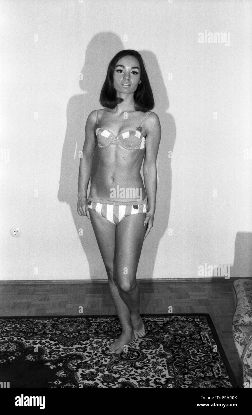 Fotomodel Regina Latone, Deutschland 1960er Jahre. Model Regina Latone, Germany 1960s. 24x36swNeg246 Stock Photo