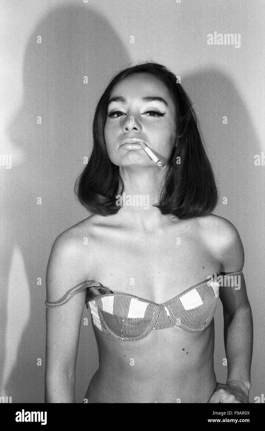 Fotomodel Regina Latone, Deutschland 1960er Jahre. Model Regina Latone, Germany 1960s. 24x36swNeg246 Stock Photo