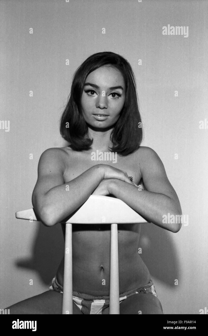 Fotomodel Regina Latone, Deutschland 1960er Jahre. Model Regina Latone, Germany 1960s. 24x36swNeg246 Stock Photo