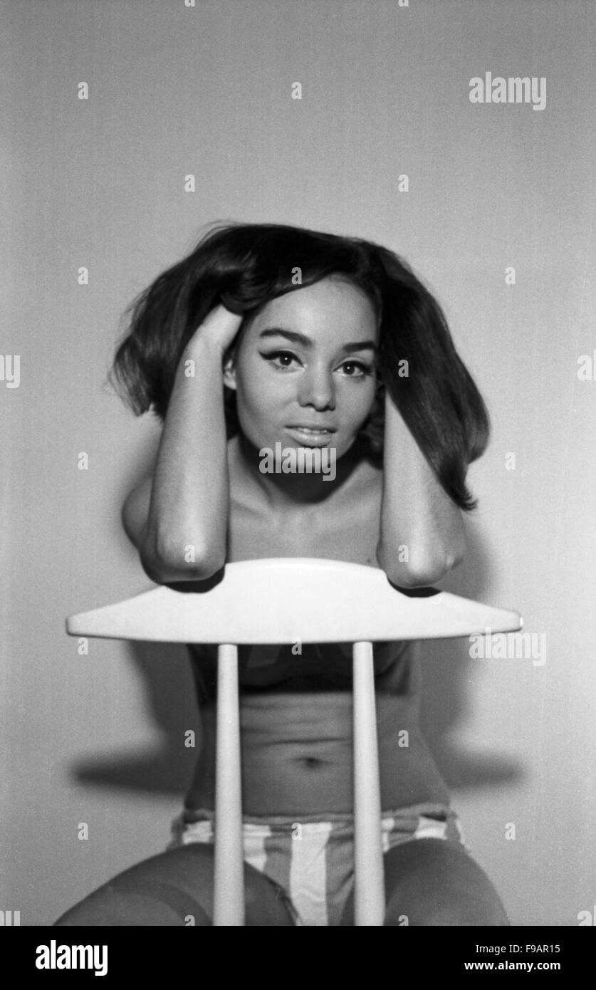 Fotomodel Regina Latone, Deutschland 1960er Jahre. Model Regina Latone, Germany 1960s. 24x36swNeg246 Stock Photo