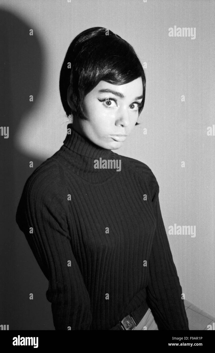 Fotomodel Regina Latone, Deutschland 1960er Jahre. Model Regina Latone, Germany 1960s. 24x36swNeg247 Stock Photo