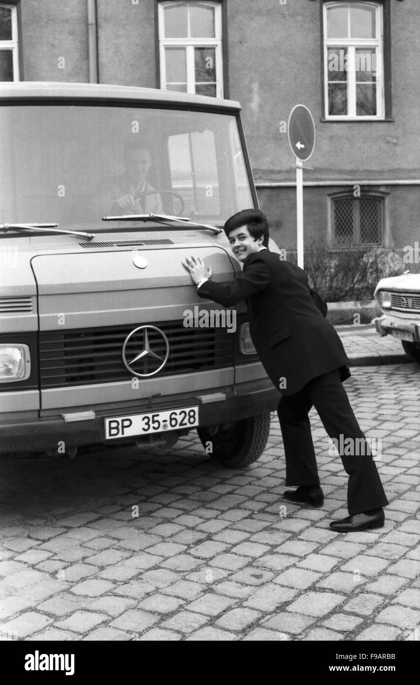 Mit Michael Möller unterwegs in München, Deutschland 1960er Jahre. Strolling through Munich with Michael Möller, Germany 1960s. 24x36swNeg254 Stock Photo